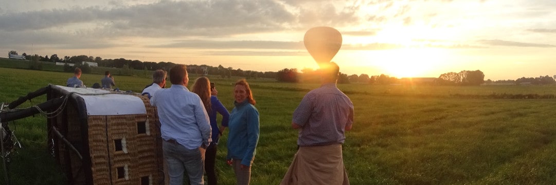 luchtballonvaart landing met zonsondergang